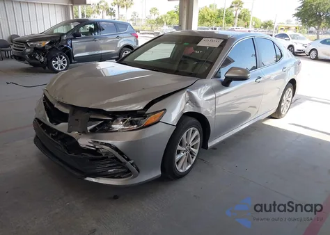 2021 Toyota Camry Le z USA, uszkodzony, nr VIN 4T1C11AKXMU569254